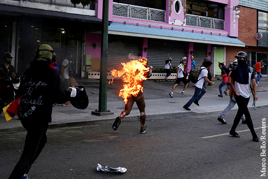 Оппозиция в Венесуэле раньше сжигала людей