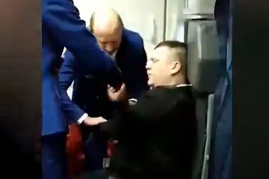 Опубликовано видео усмирения избившего стюардессу авиадебошира