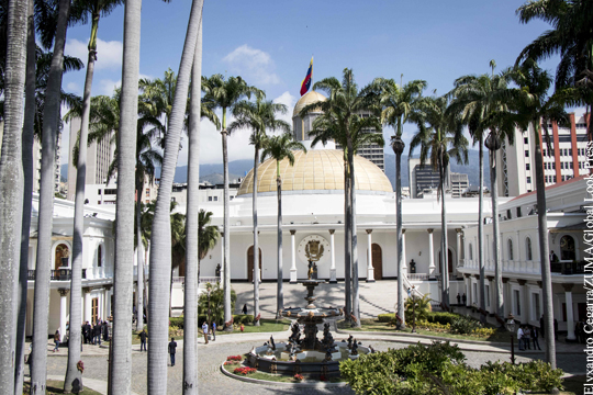 Оппозиционный парламент Венесуэлы проголосовал за «переход к демократии»