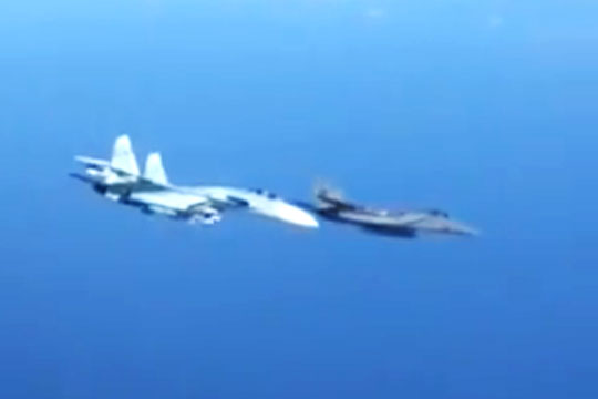 Показано, как российский Су-27 отогнал истребитель НАТО