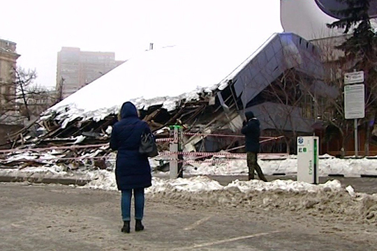 У входа в здание «Гидропроекта» в Москве рухнул козырек
