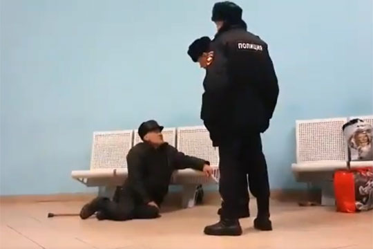 Скинувший пожилого мужчину с лавки полицейский уволен в Башкирии