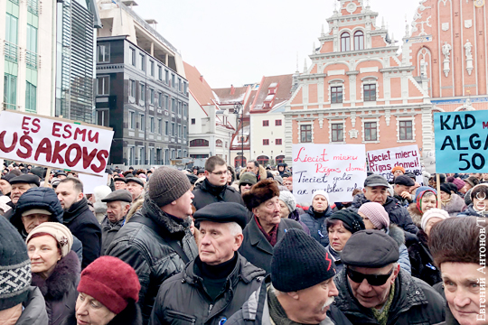 Жители Риги вышли на митинг в поддержку русского мэра Ушакова