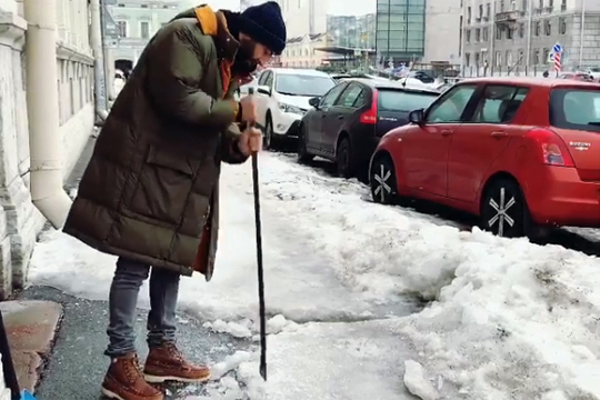 Ургант рассказал, как «стер руки» на расчистке снега в Петербурге