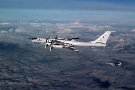Появилось видео громкого полета российского Ту-142 над учениями НАТО
