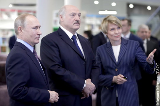 Лукашенко похвалил фото играющего в хоккей Путина
