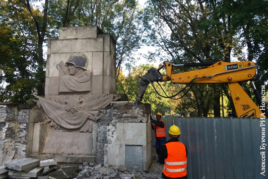 В Польше снесли 100 памятников Красной армии