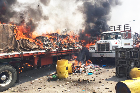 Белый дом обвинил Мадуро в уничтожении грузовиков с «гуманитарной помощью»