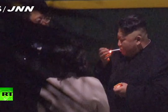 Курящий на перроне в Китае Ким Чен Ын попал на видео