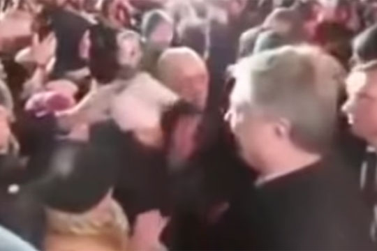 В Киеве объяснили, зачем Порошенко сорвал шапку с задавшей ему вопрос про Шария девушки