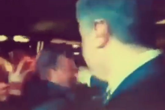 Опубликовано видео с Порошенко, щипающим за нос мужчину