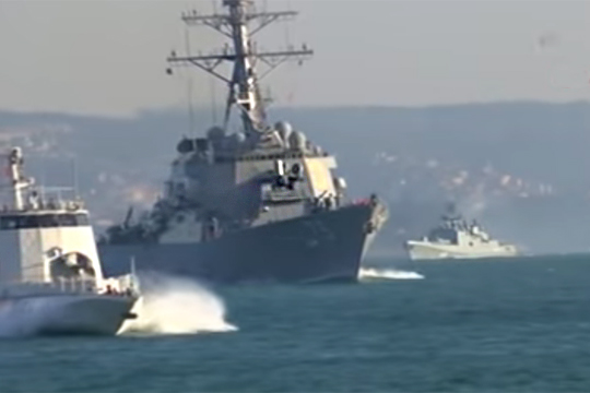 Появилось видео встречи российского фрегата с американским эсминцем