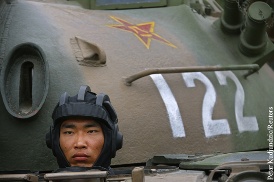 Эксперт объяснил, почему китайские военные тренируются стрелять по Т-90