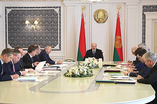 Лукашенко заявил о предложении России перейти на расчеты в рублях