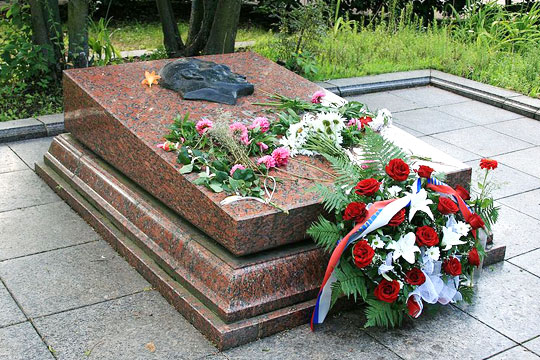На Украине украли бронзовый барельеф с надгробия легендарного советского разведчика