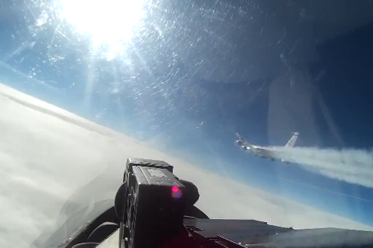 Появилось видео перехвата истребителем Су-27 самолета ВВС США над Балтикой