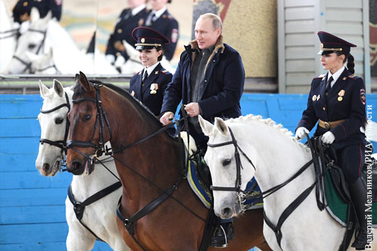 Путин проехал на коне во время визита в полицейский полк