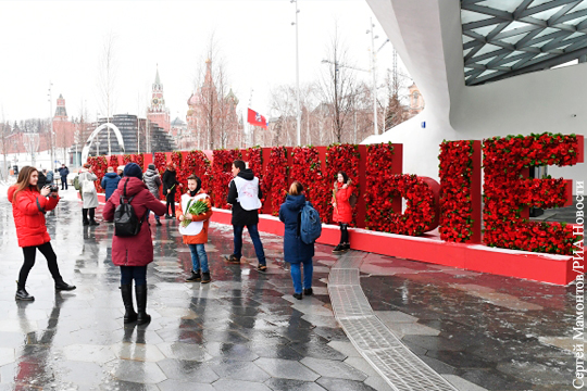 В парке «Зарядье» появился арт-объект из 12 тыс. цветов
