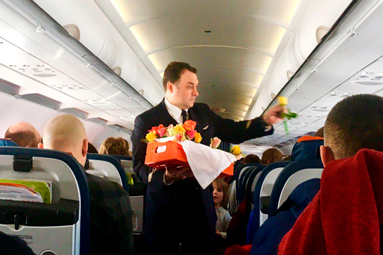 Аэрофлот поздравил пассажирок цветами и стихами