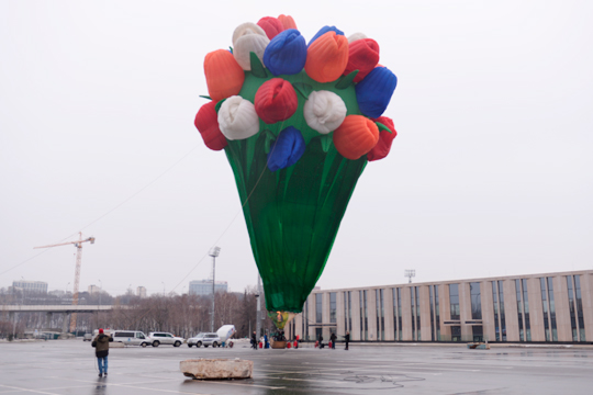 Гигантский «букет тюльпанов» установили в Москве