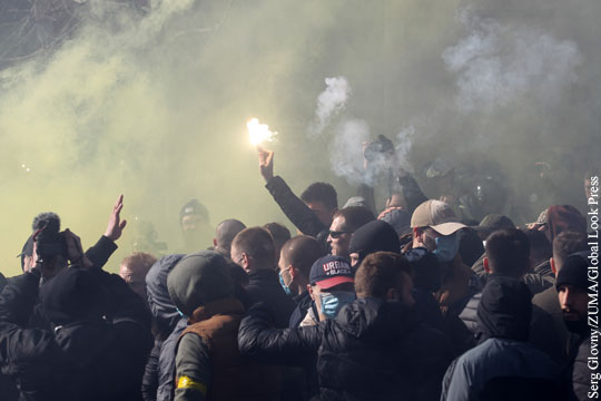 В Черкассах националисты пытались прорваться к Порошенко