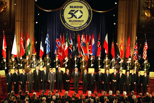 Расширение на восток не спасет НАТО от развала
