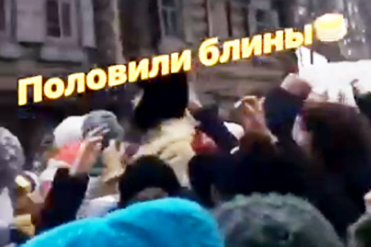 Разбрасывание блинов в толпу сняли на видео в Нижнем Новгороде
