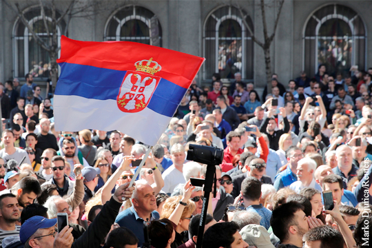 В Белграде протестующие прорвали ограждение перед президентским дворцом