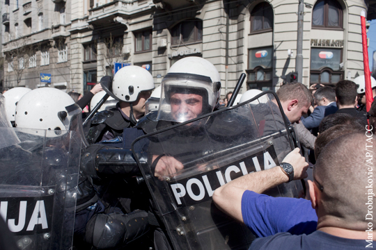 Эксперты объяснили, кто стоит за беспорядками в Белграде