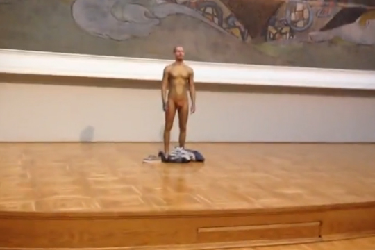 Мужчина в стрингах прогулялся по Третьяковской галерее