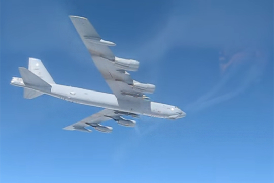 Два Су-27 вынудили бомбардировщик США B-52 удалиться от границы России