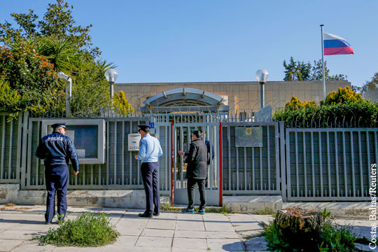 Эксперт: Атаки посольств в Греции стали обычным явлением