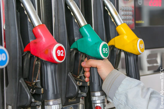 Кабмин и нефтяники договорились о заморозке цен на бензин
