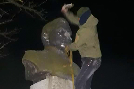 Украинские националисты на Черниговщине разбили памятник генералу Ватутину