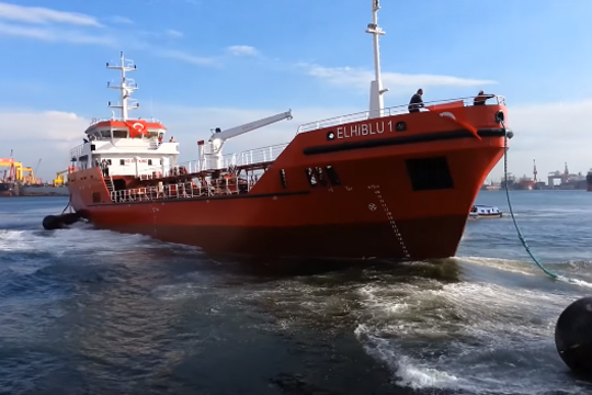 Мигранты захватили спасшее их судно