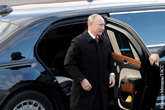 Путин приехал на завод Mercedes-Benz на российском «Аурусе»