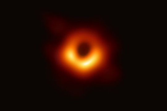 Черную дыру впервые сфотографировали