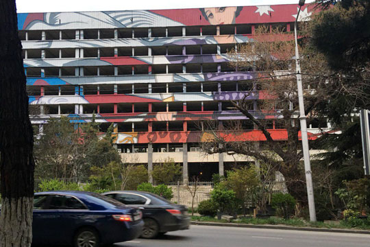 Бывший штаб российских военных в Тбилиси отдали любителям граффити