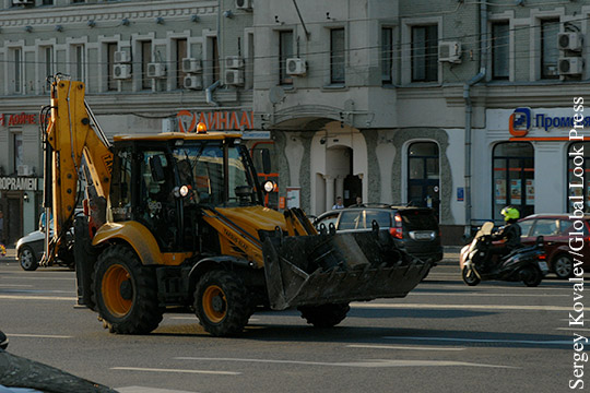 Водитель BMW обстрелял трактор в центре Москвы