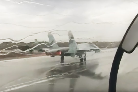 Появилось видео взлета Су-27СМ во время ливня