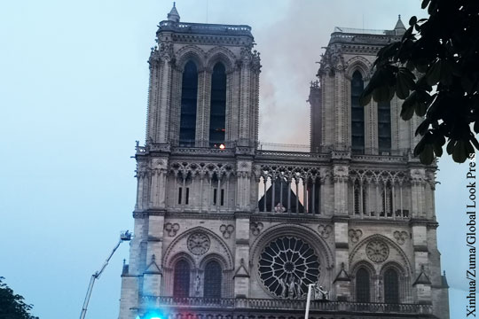 Пожарные потушили Собор Парижской Богоматери