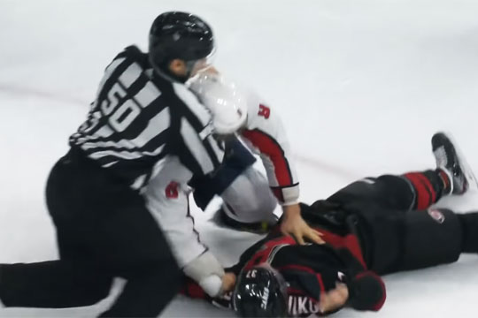Овечкин нокаутировал Свечникова в матче НХЛ