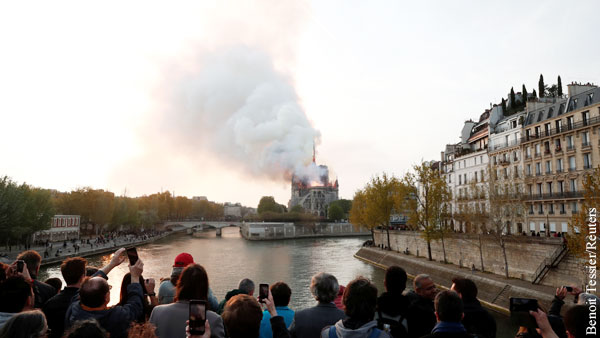 Французам предложили покаяться после пожара в Нотр-Дам-де-Пари