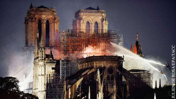 Власти Франции заявили, что пожар в соборе Парижской Богоматери не потушен