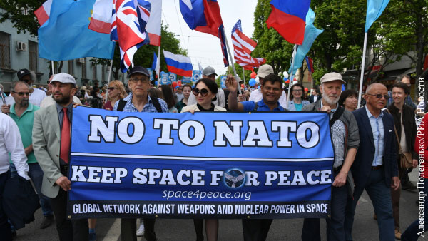 Американская делегация прошла с флагом США на первомайской демонстрации в Крыму