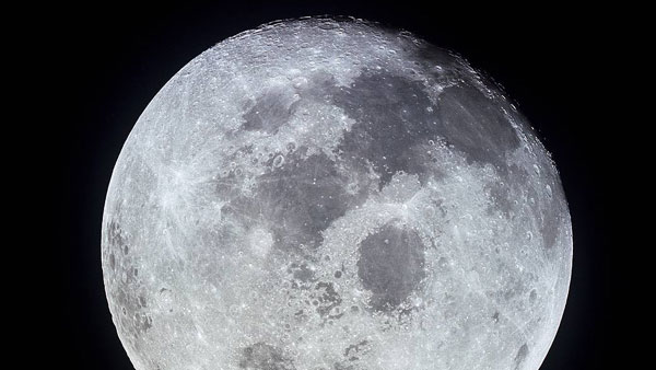 Метеорит на огромной скорости врезался в Луну 