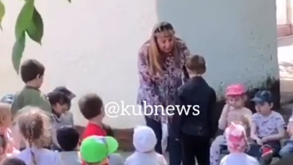 Директор детсада заставила ребенка целовать землю в Краснодаре