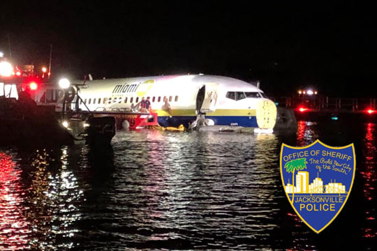 Boeing со 136 пассажирами свалился в реку в США