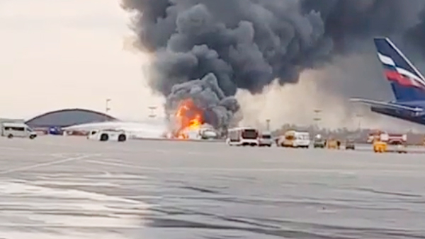 В Шереметьево при посадке загорелся самолет