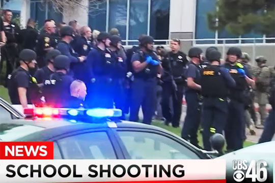 Двое учеников устроили стрельбу в школе в США